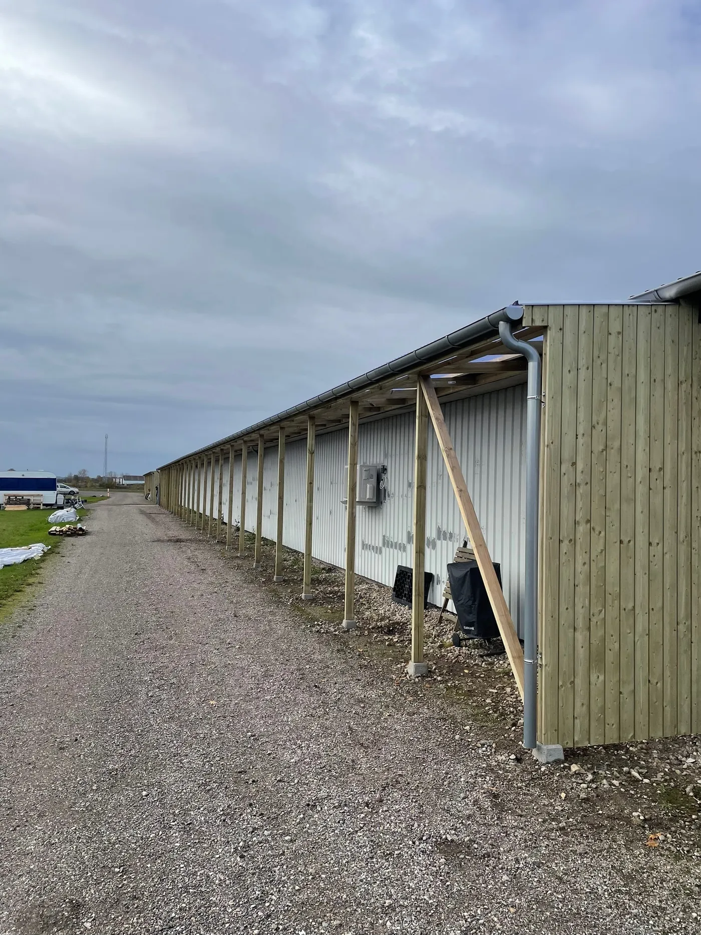 Langt halvtag til opbevaring bygget ud fra lagerbygning i Roskilde