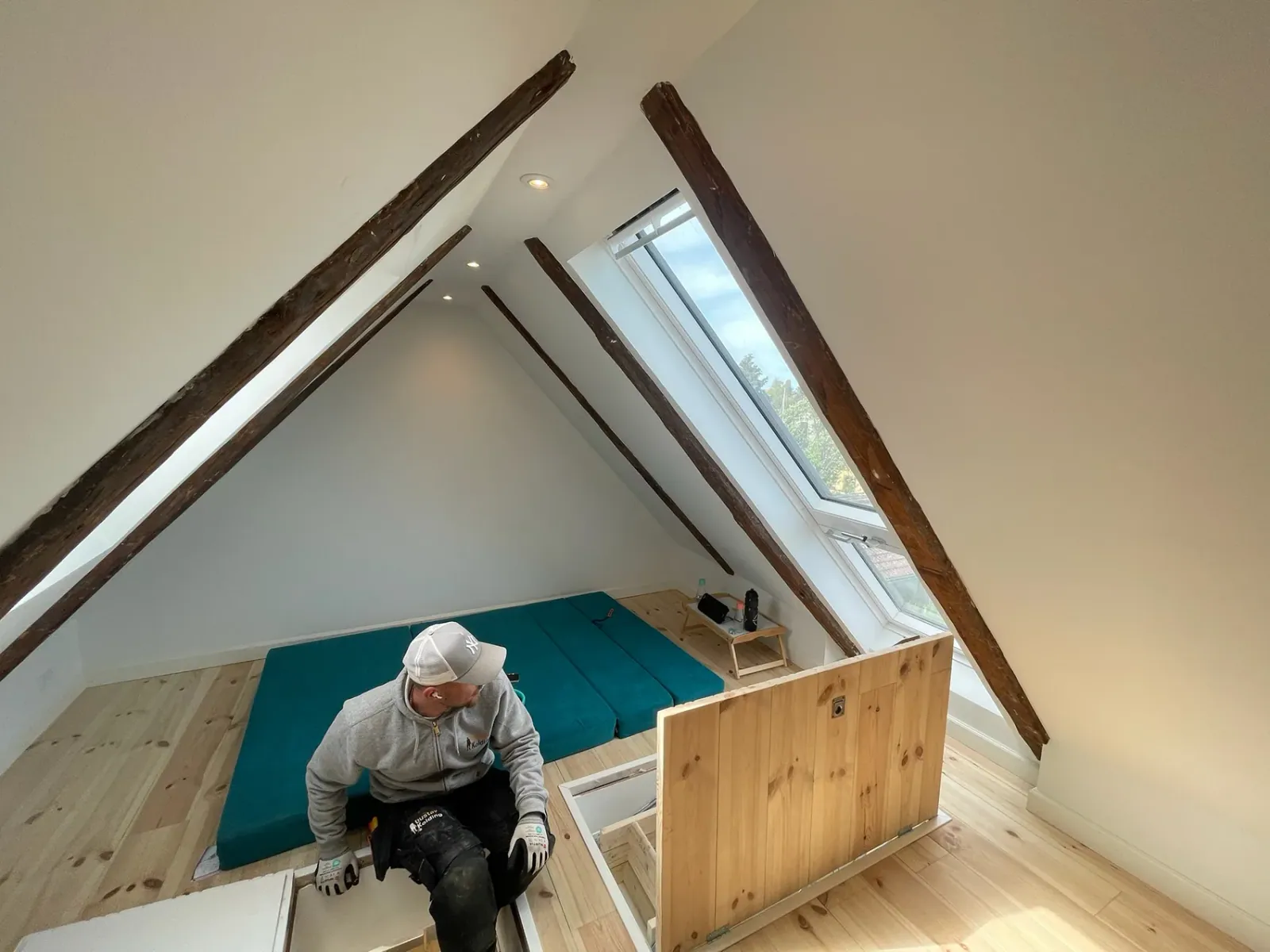 Færdigt tagværelse med synlige spær, ovenlys og indbygget løsning