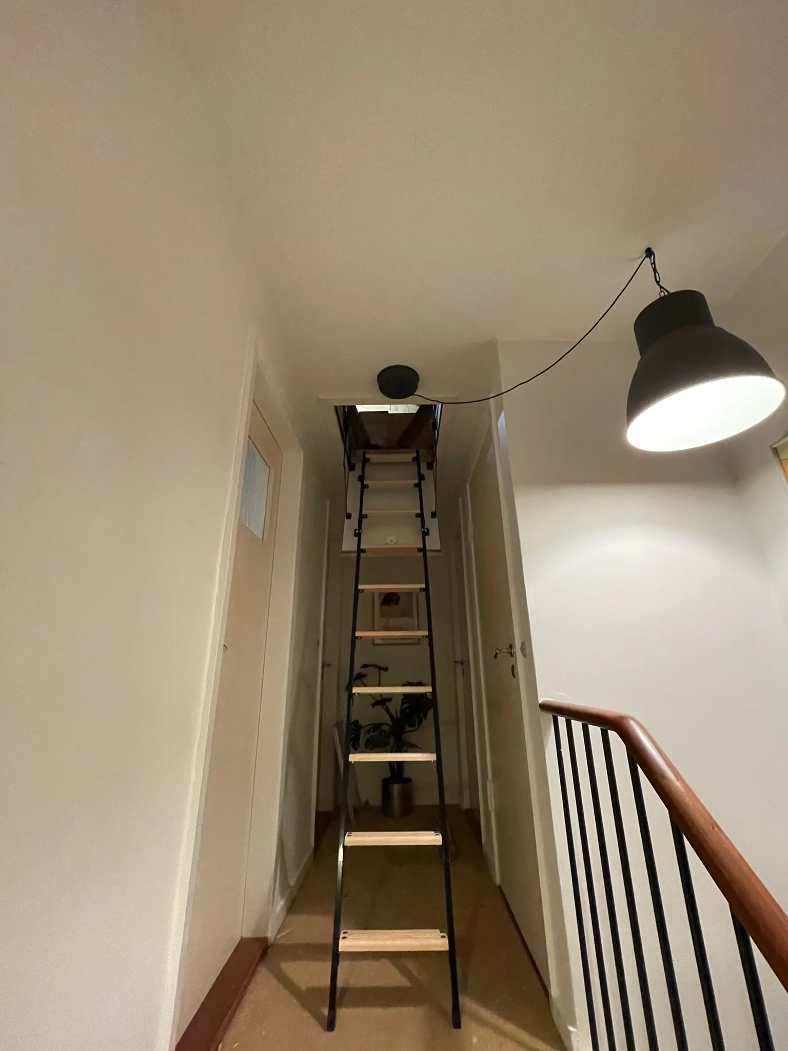 Elegant loftstrappe monteret i lys gang op til tagrum