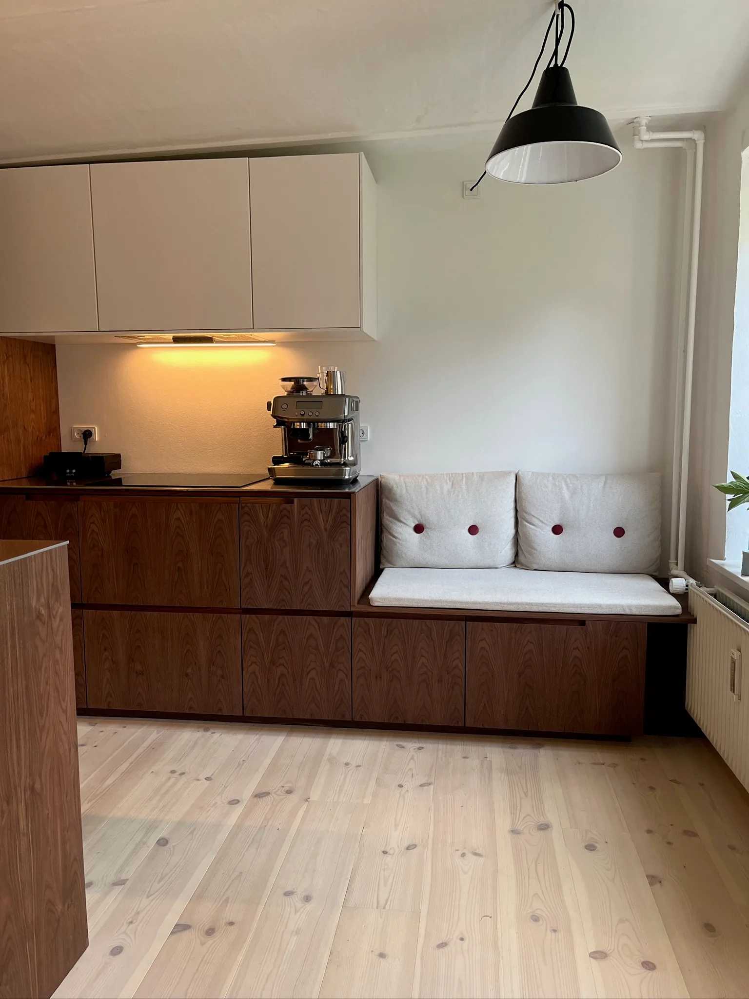 Færdigt køkken i valnød med indbygget bænk efter renovering