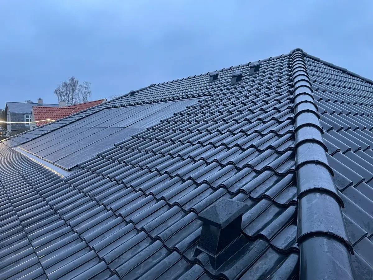 Nyt antracitgråt tegltag lagt af GK Tømrerentreprise på villa i Storkøbenhavn