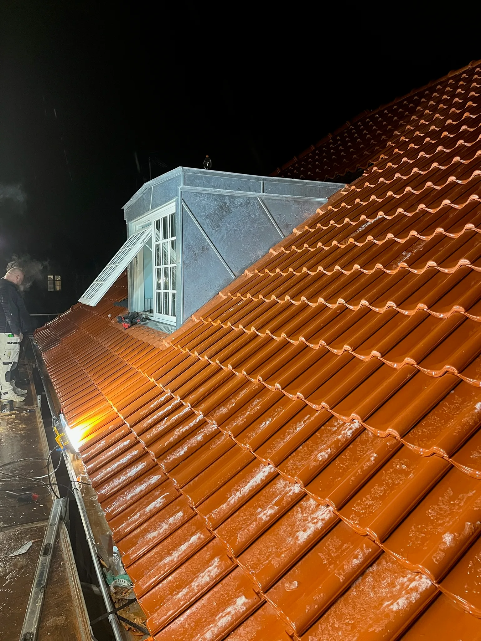 Zinkinddækket kvist med nye vinduer på rødt tegltag