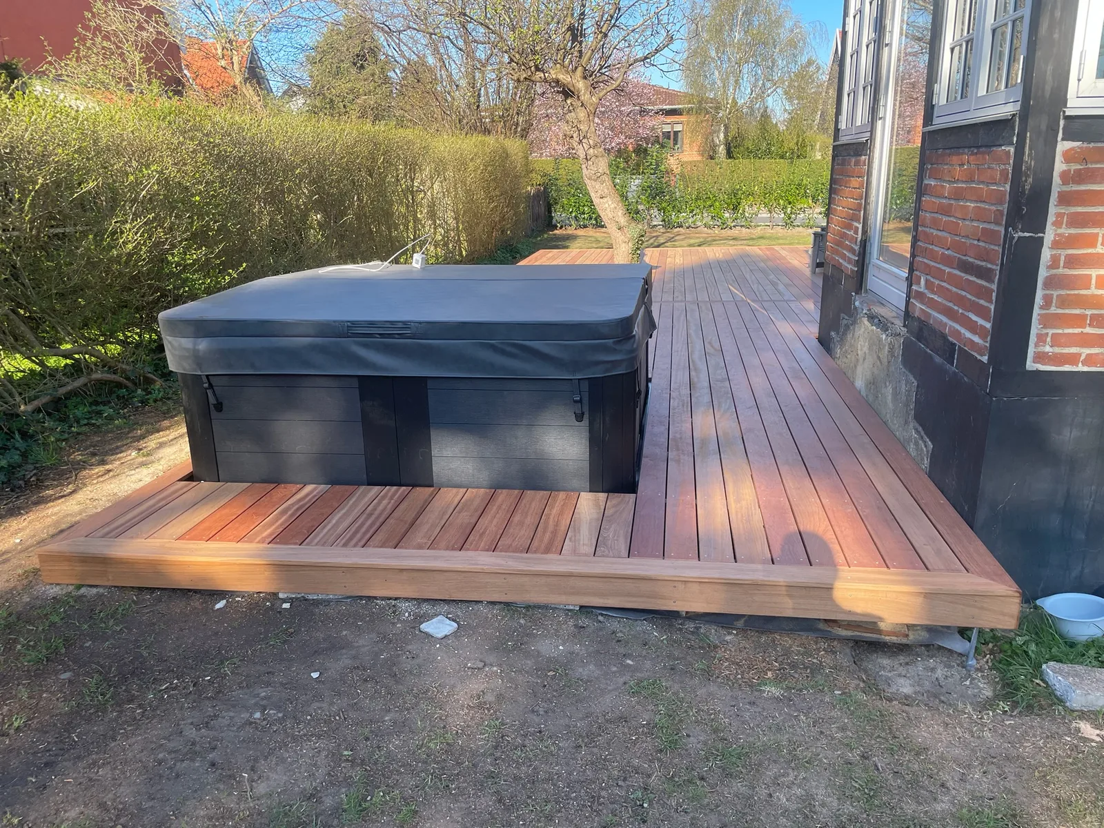 Træterrasse bygget omkring nedsænket spabad