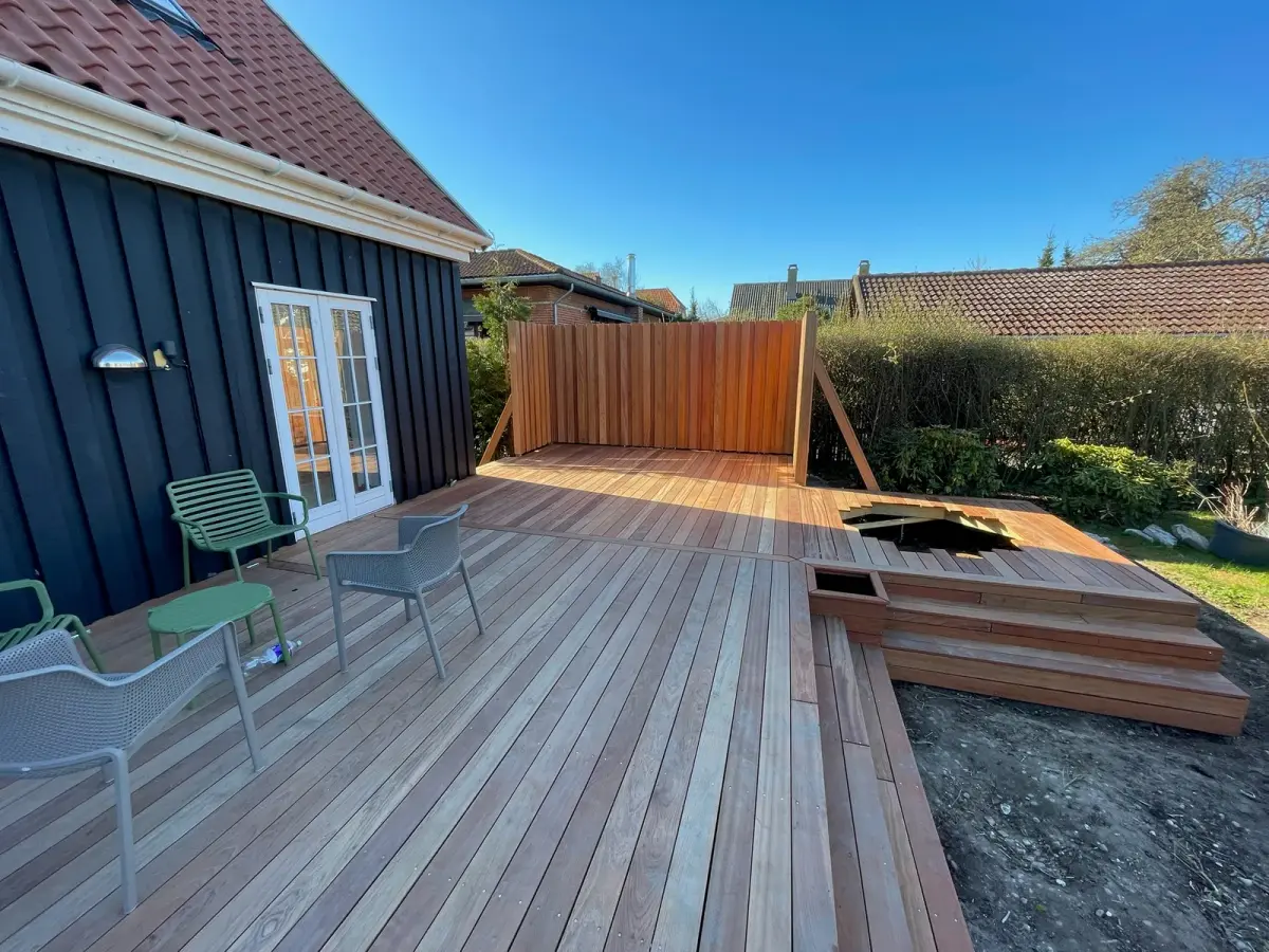 Stor træterrasse med soldæk i hårdttræ bygget af GK Tømrerentreprise